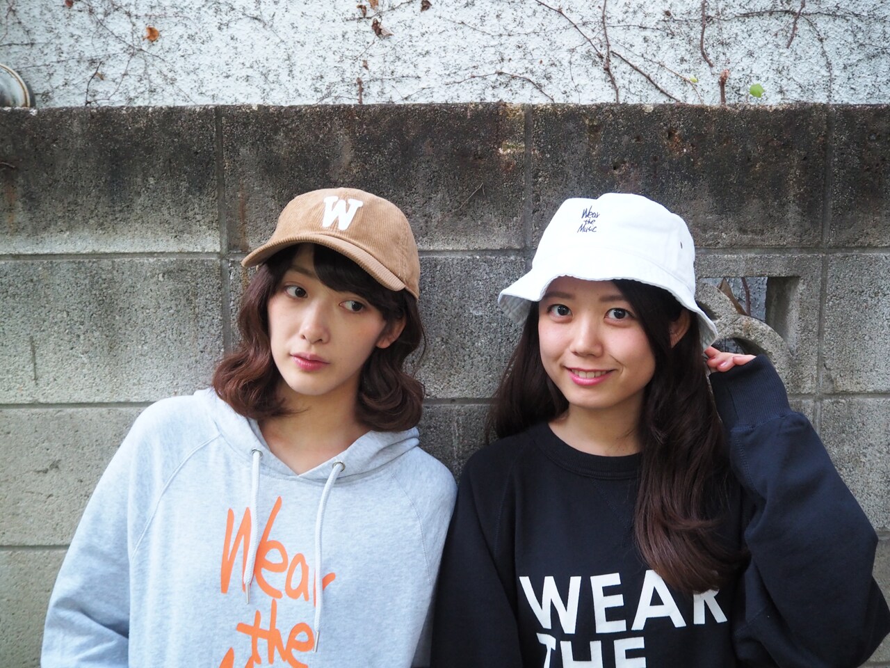 WEARTHEMUSIC」のアイテムを身に着けた長屋晴子（Vo, G）とpeppe（Key