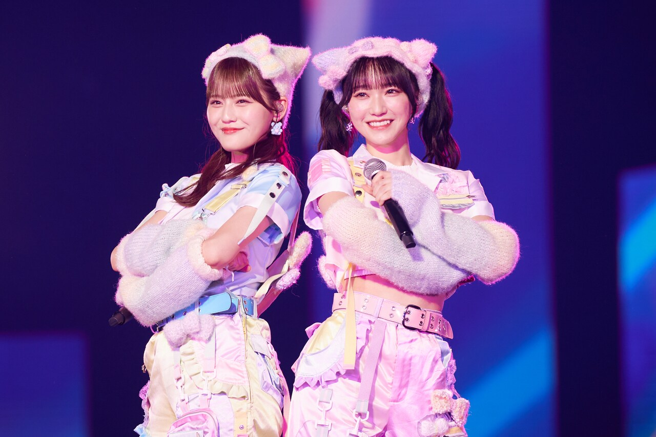 ≠ME「2時半ろけんろー」を披露する高松瞳と野口衣織。(c)YOANI