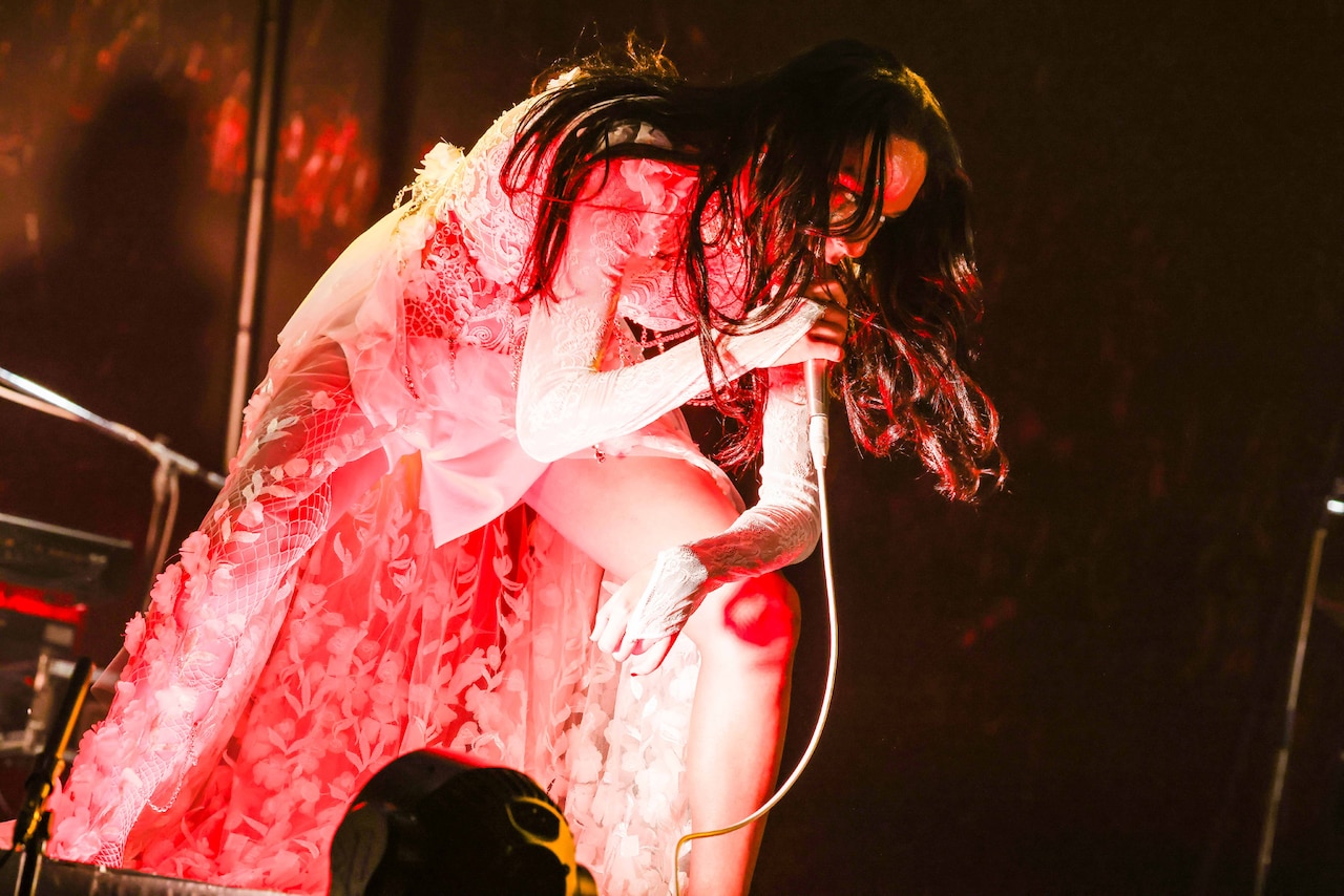 女王蜂はまだまだやる、結成15周年単独公演で示した唯一無二の世界観