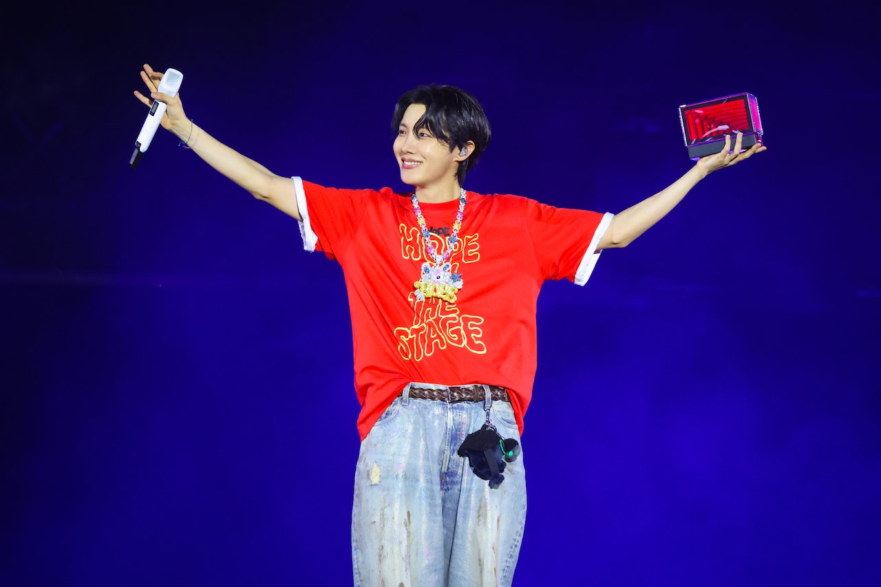 J-HOPEのライブにBTS全員集合、デビュー12周年記念日は「とても幸せな