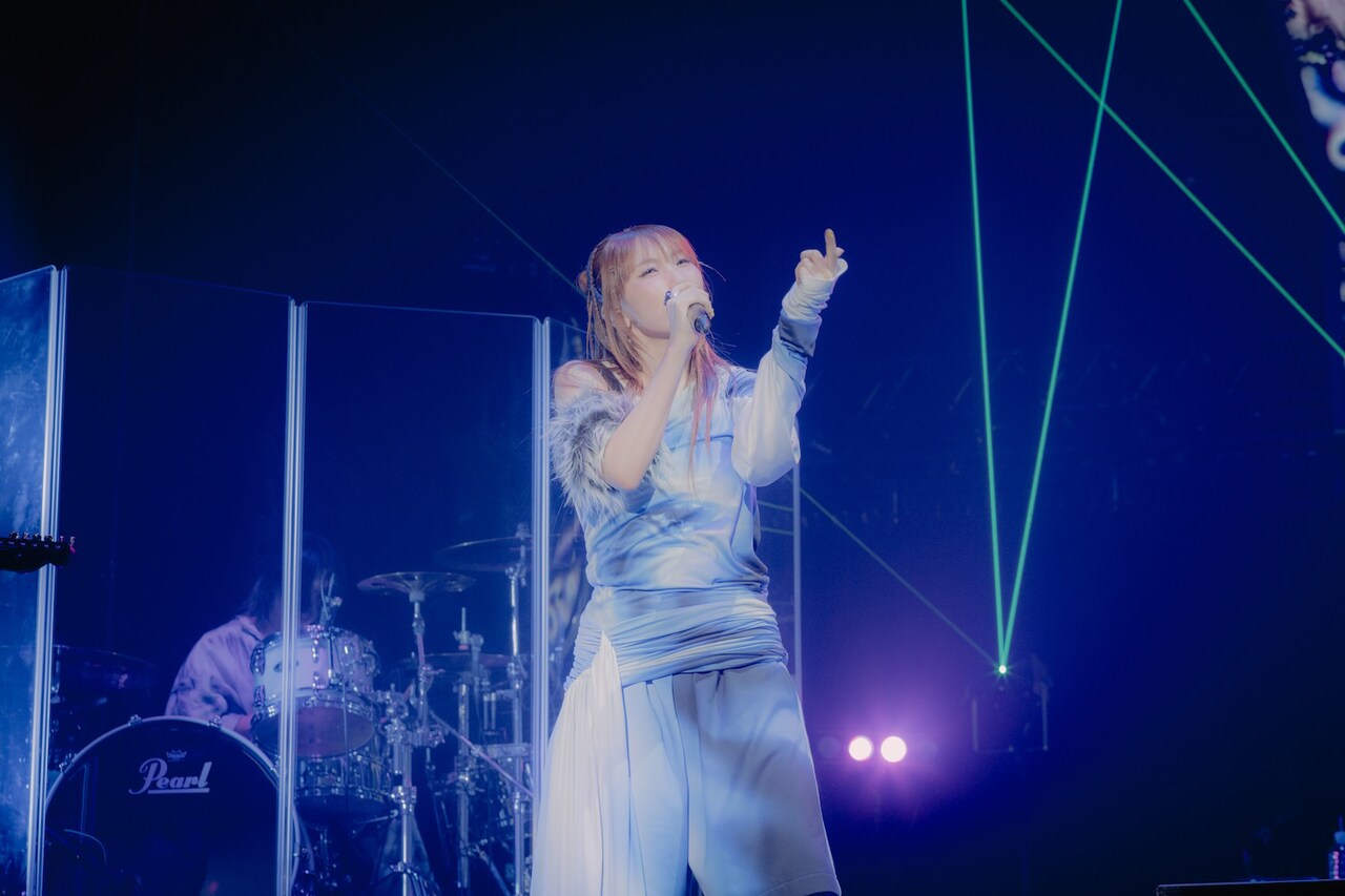 ikura（Vo）。「YOASOBI HALL TOUR 2025 WANDARA」沖縄公演より