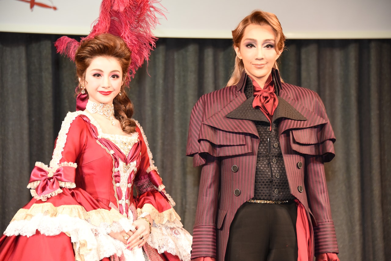 THE SCARLET PIMPERNEL」“星組愛”語る紅ゆずるに小池修一郎が期待