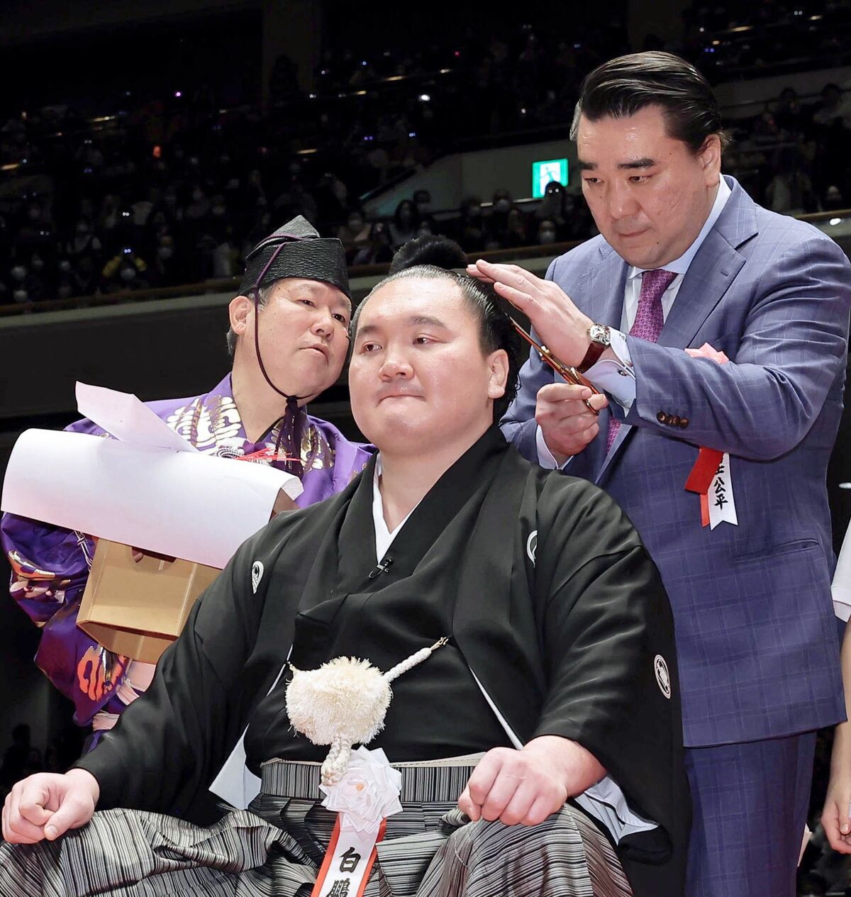 大相撲］元横綱白鵬、まげに涙の別れ 宮城野親方が引退相撲 | 沖縄