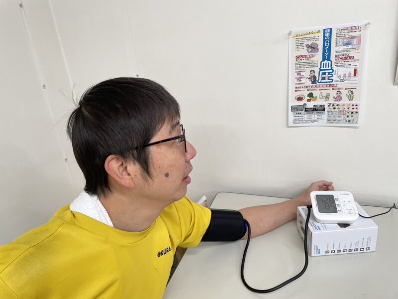 スタッフの健康を応援！会社に血圧計を設置しました｜大型印刷、大型