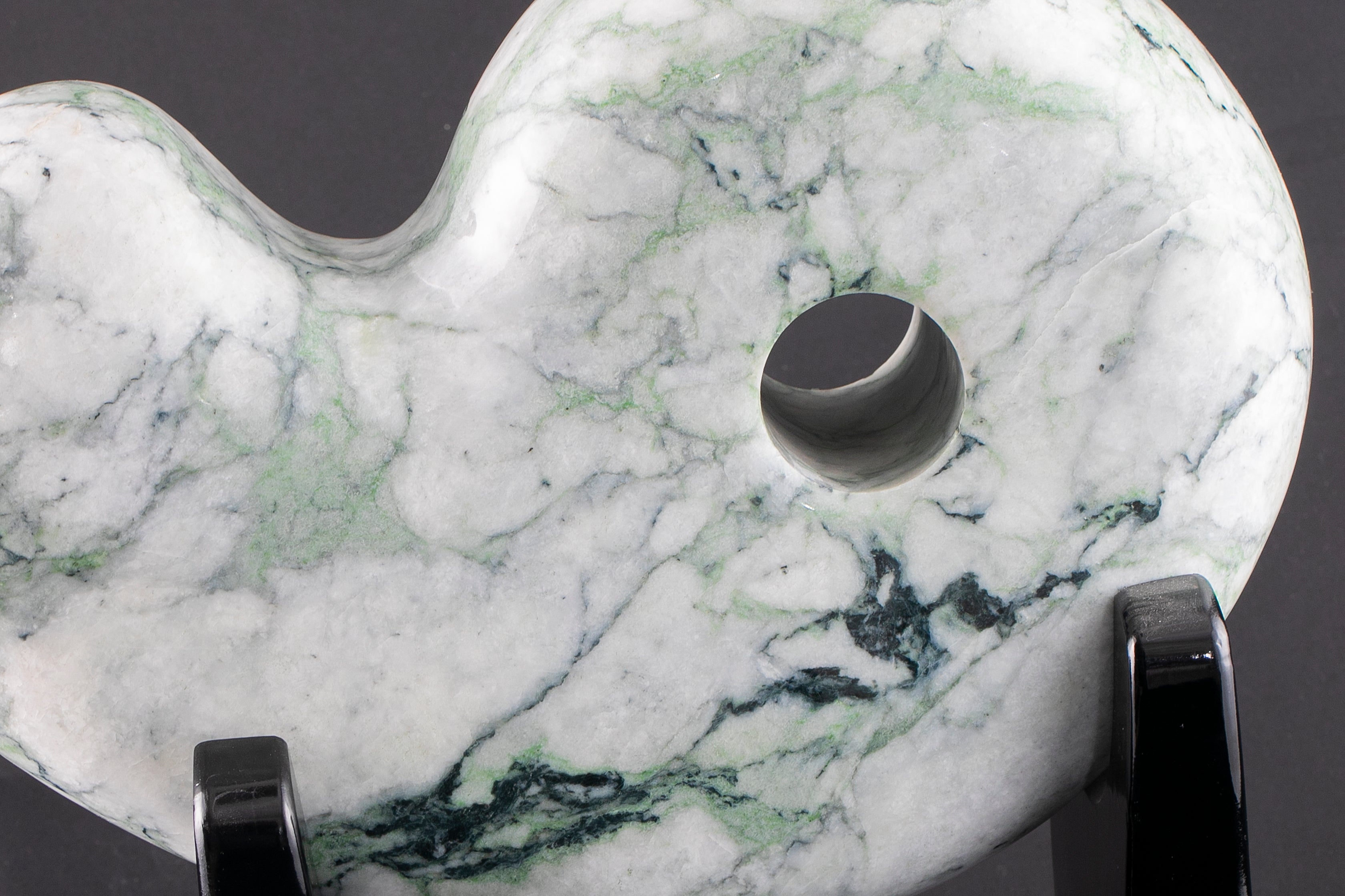 最強のまがたま見参】プレミアム・糸魚川翡翠 勾玉/23.85kg