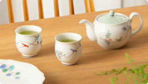 皇室御用達 有田焼 香蘭社 飾り皿 染錦菖蒲 染錦花車）飾り皿|有田焼の