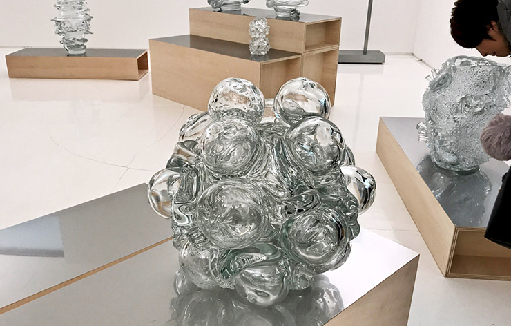 ヴェネツィアでオーケストラさながらにガラスの彫刻を制作する美術家