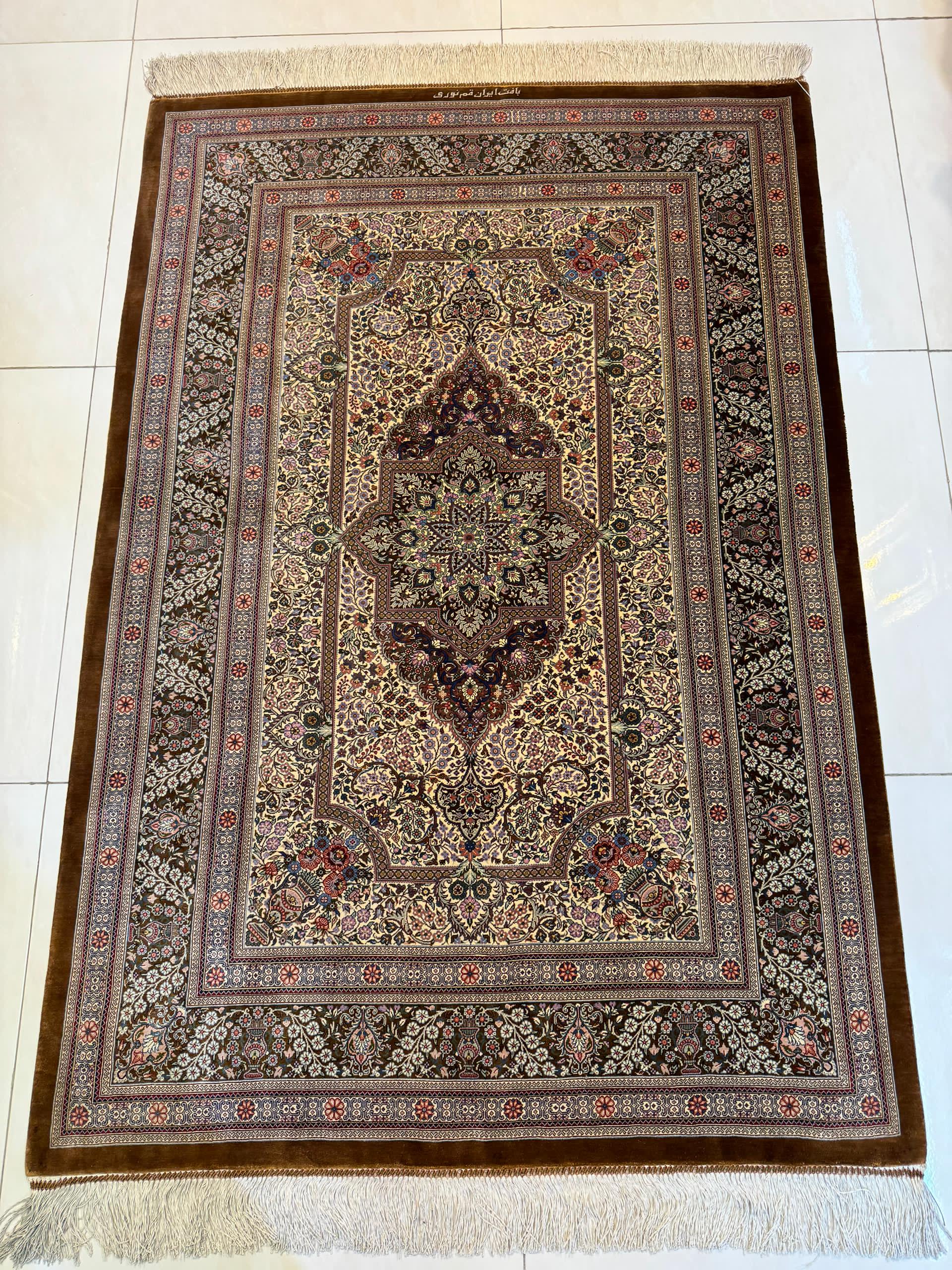 高級ペルシャ絨毯クム産シルク100％ ノウリ工房 152×104cm（FN-10004