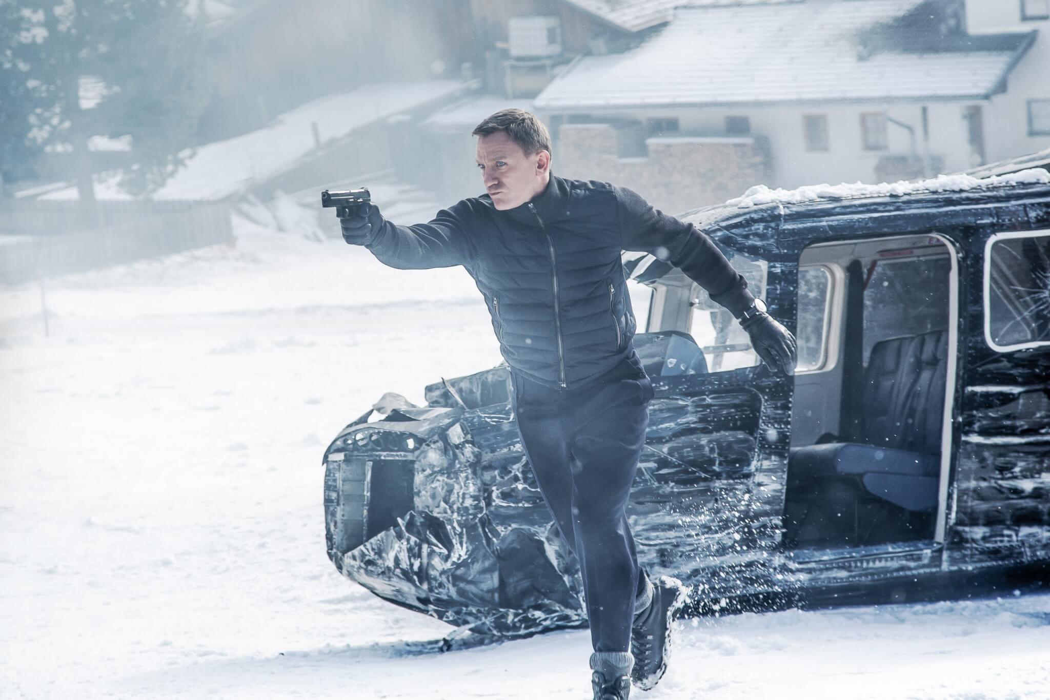 007 スペクター」でダニエル・クレイグ演じるジェームズ・ボンドが履い