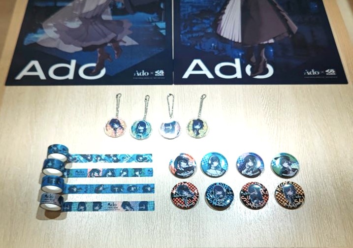 Ado×くら寿司コラボ “ダーク”なロールケーキ＆メロンソーダ登場