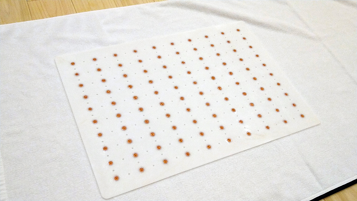 電磁波リリースシートを使ってリラックス！ ホットヨガスタジオLAVAが