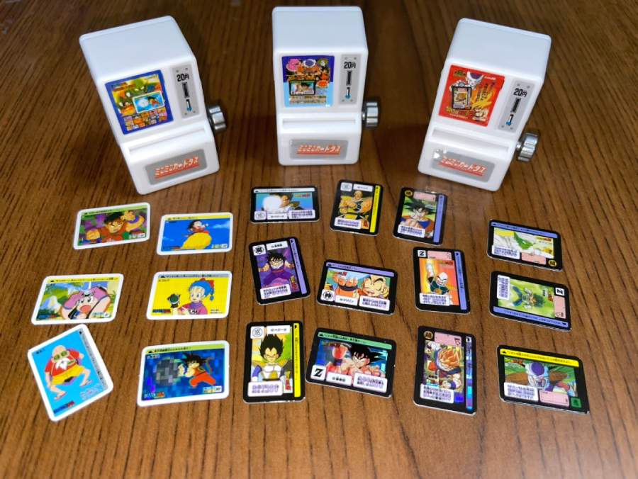 懐かしのカードダス自販機がミニサイズでカプセルトイに
