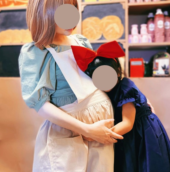 魔女の宅急便「おソノ」さんのマタニティフォト グーチョキパン店も