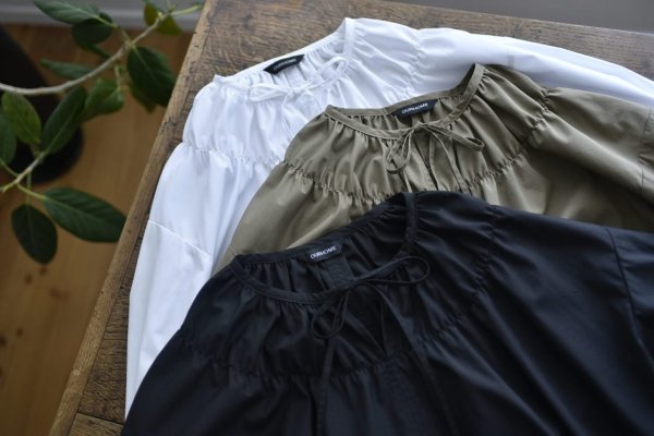 たっぷりギャザーのフレアブラウス – OURHOME