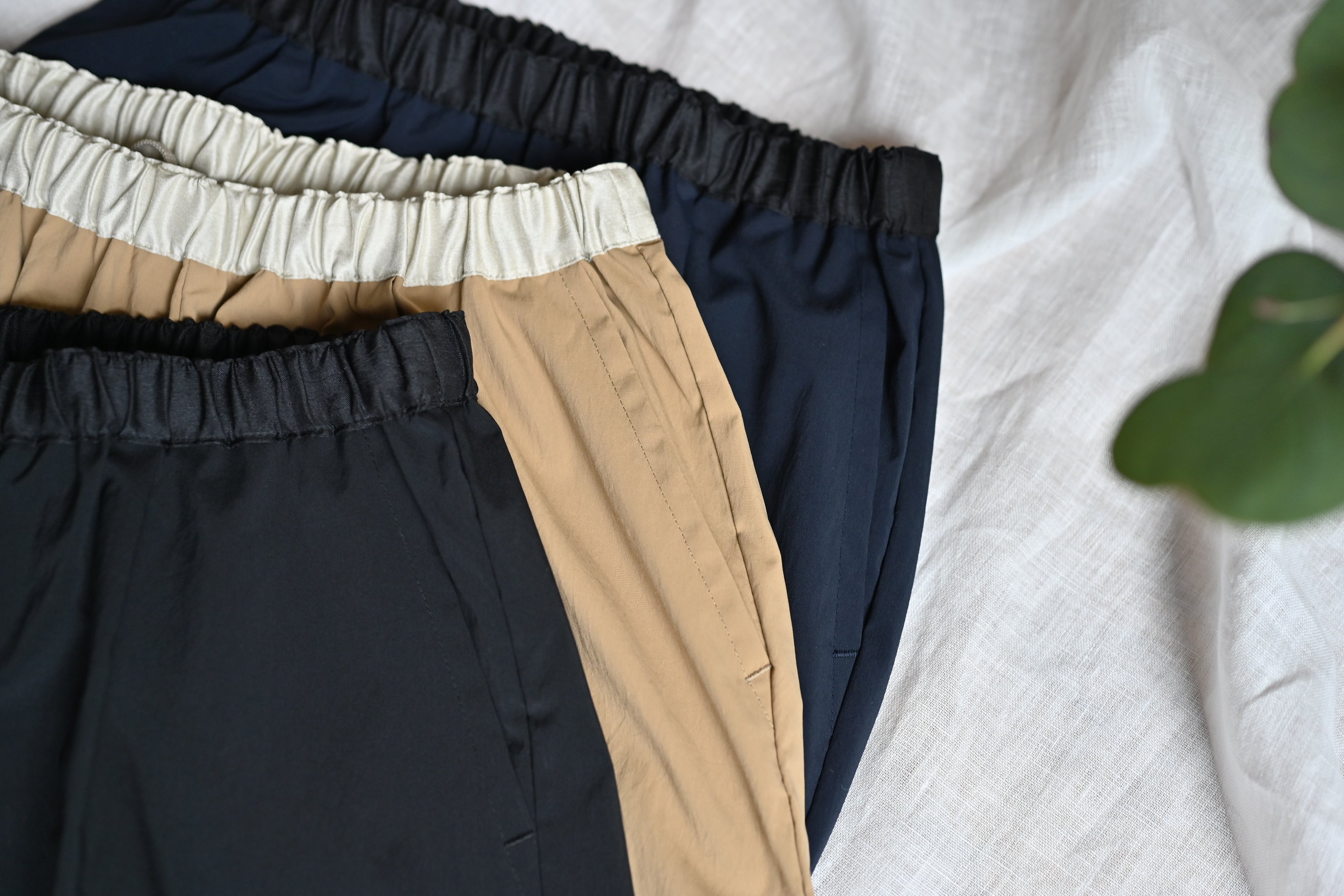 すっきりシルエットのテーパードパンツ – OURHOME