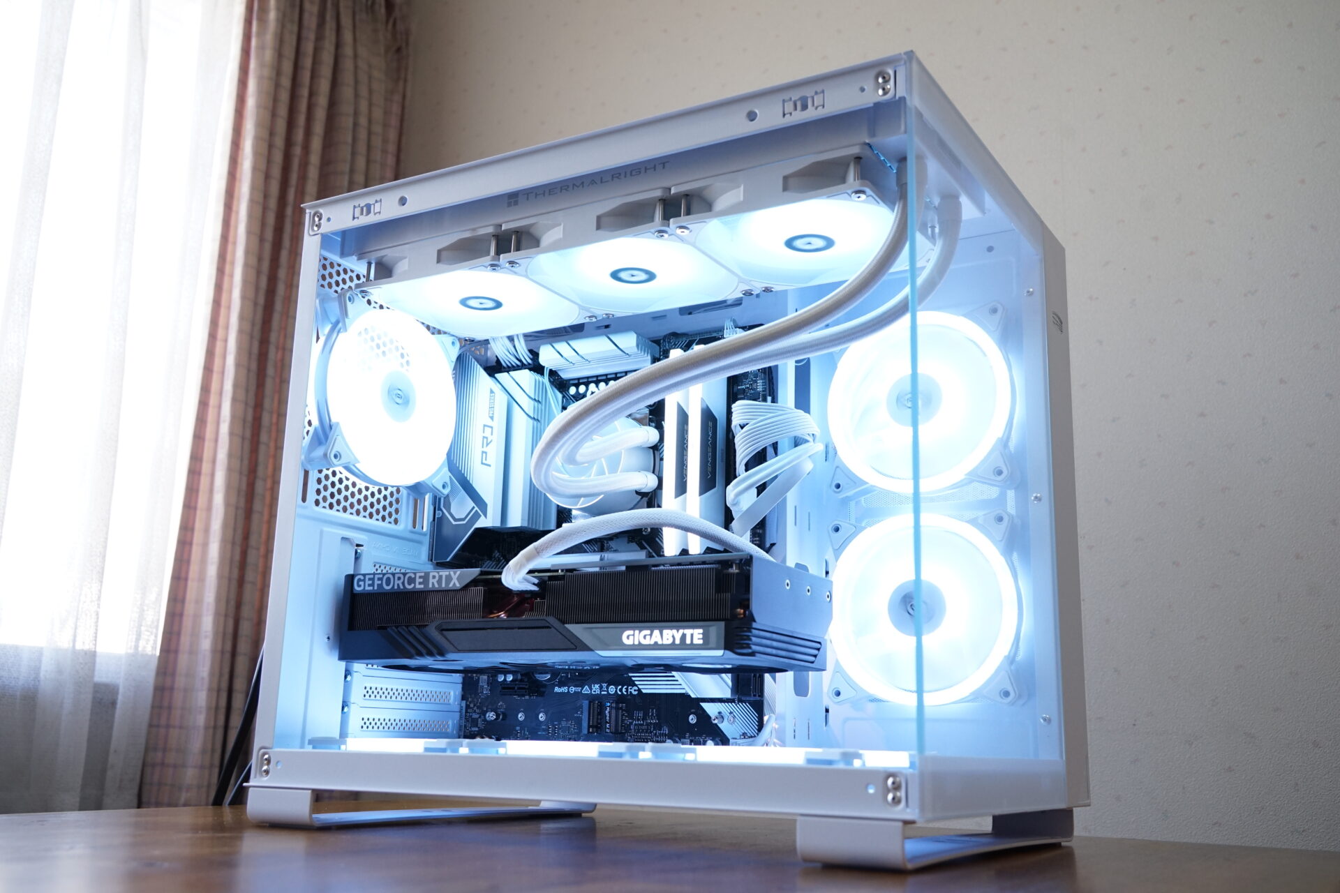 ゲーミングPC組み立て代行】流行のピラーレスケースを採用。白い