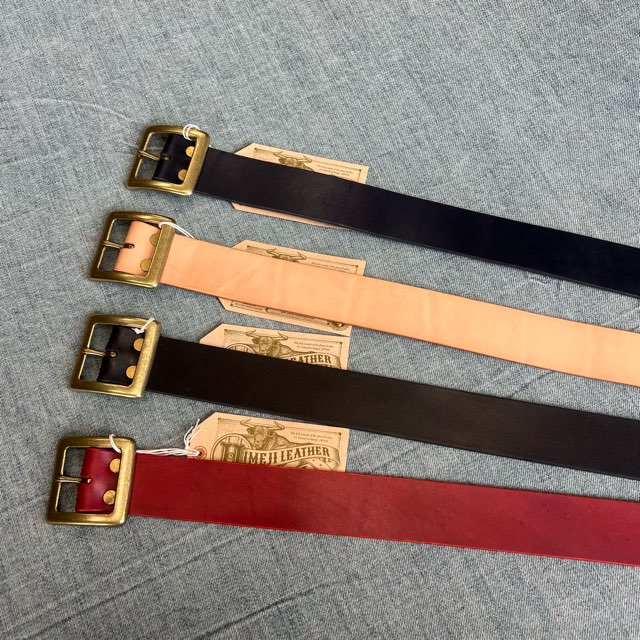 ダルチザン・マニアが喜ぶ平打ちバックルのベンズレザー刻印入りベルト