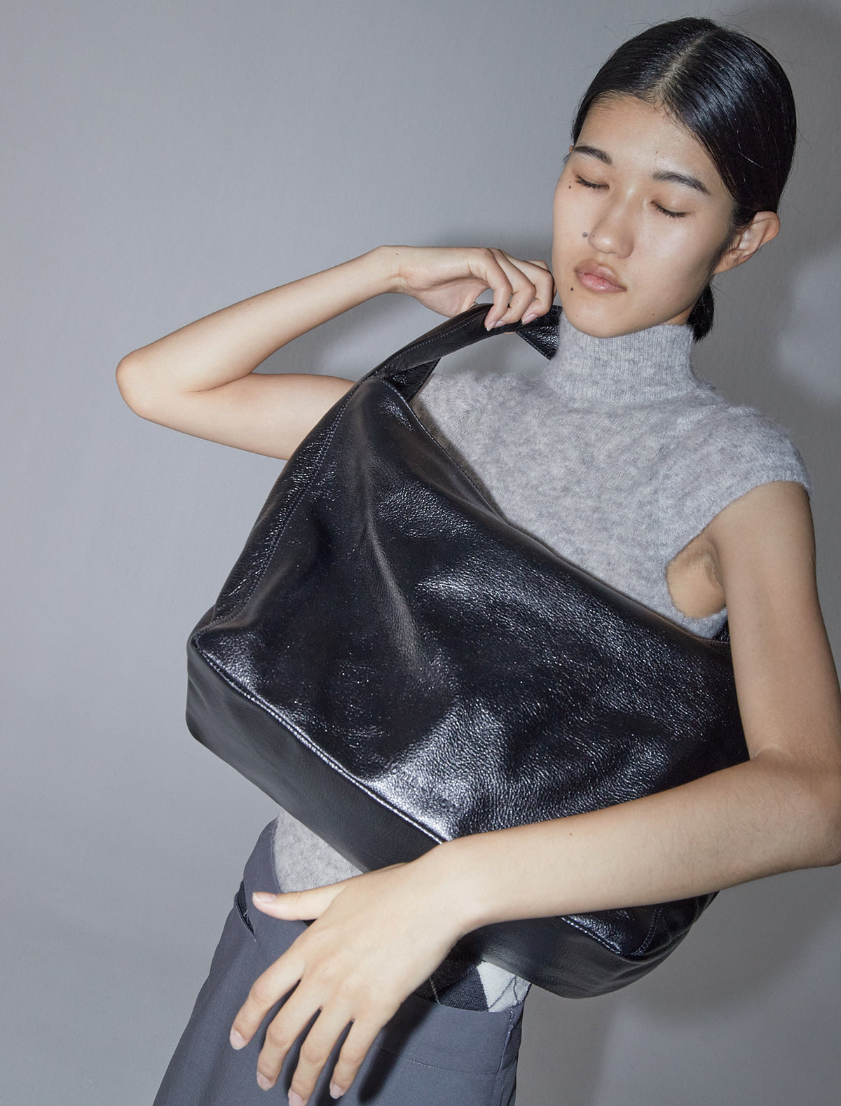 LISA-black large leather bag with a wide handle – paloma wool