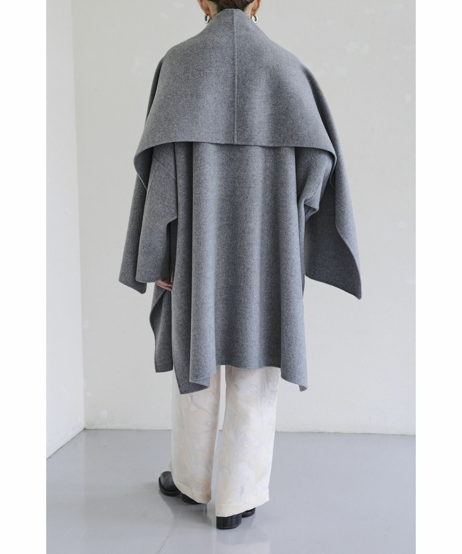 near.nippon(ニアーニッポン)】 ストール付ケープコート｜PARIGOT