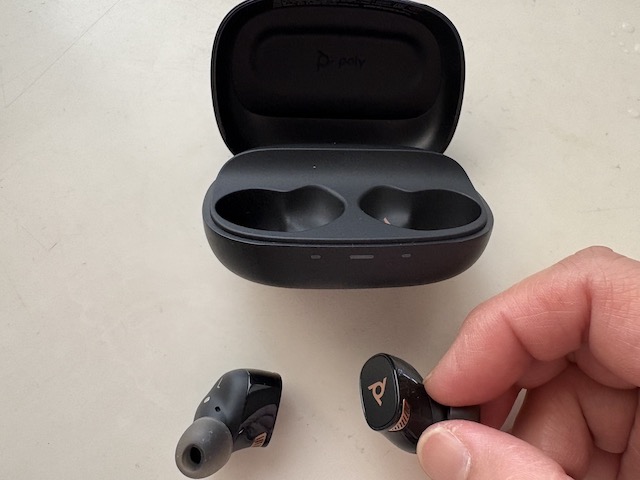 クリアな音声PolyワイヤレスイヤホンVoyager Free 20 - パソレビュ