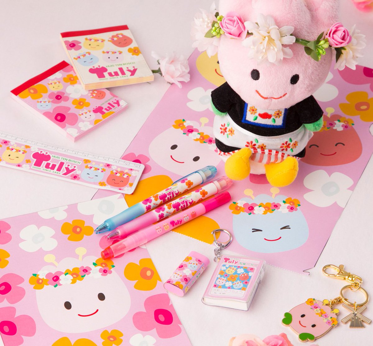 この春は、かわいいグッズが続々登場！ オランダ衣装に花かんむりを