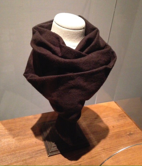 ミカサのマフラー、数年前の進撃の巨人展の時に展示されてるの暗い色で