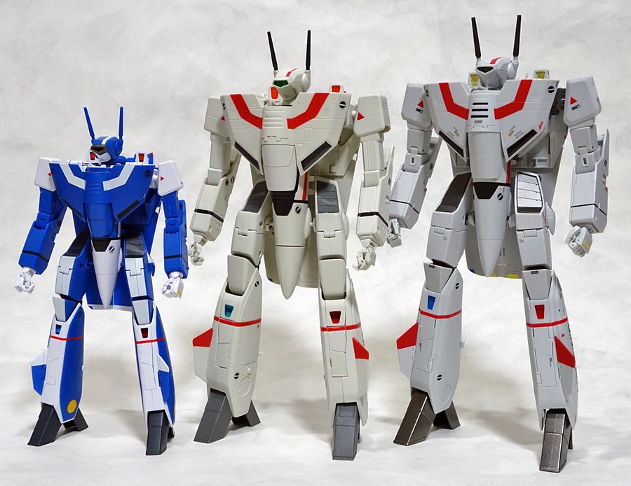 DX超合金、やまと1/48、アルカディア1/60のVF-1Jを並べて比較。1/60の
