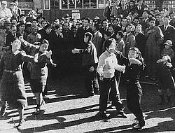 今日は、1945年、北村サヨが「天照皇大神宮教」(踊る宗教)を開教した日