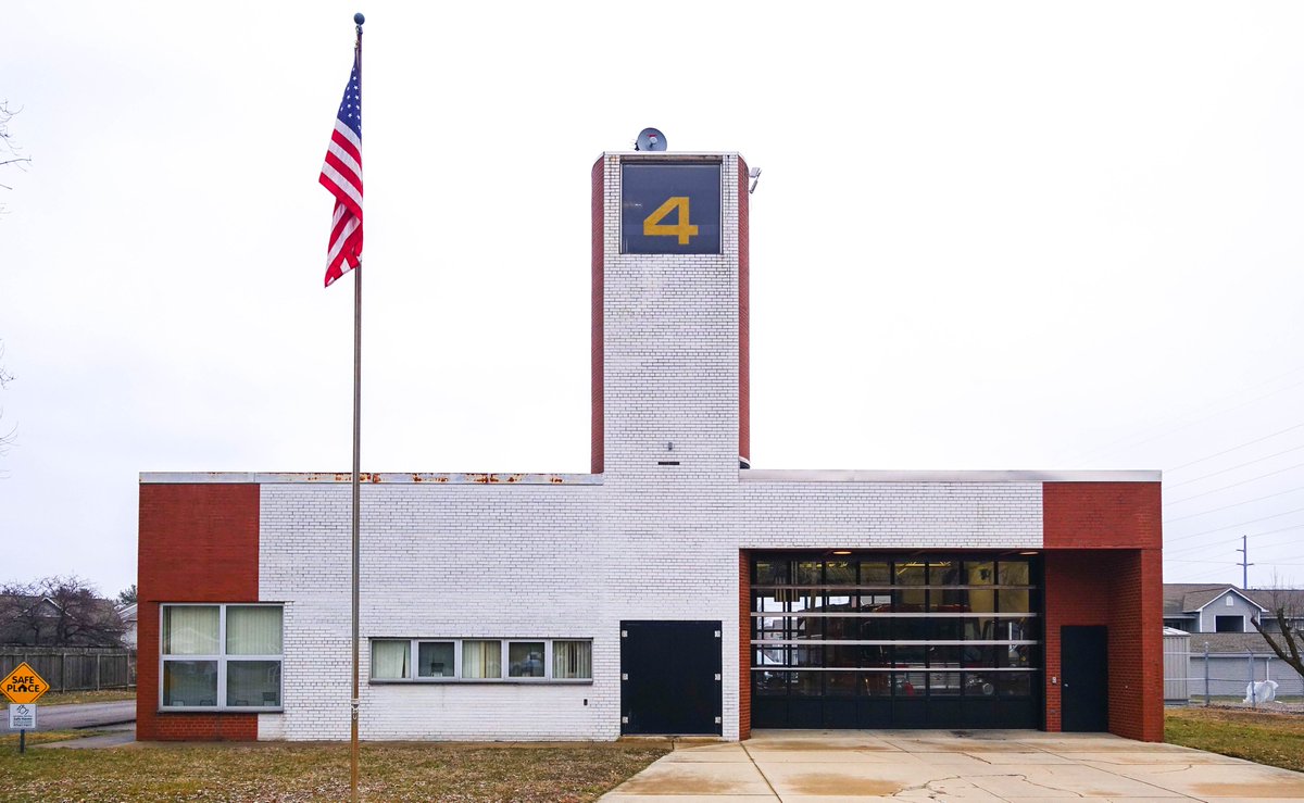 建築の多様性と対立性』を書いたロバート・ヴェンチューリによる看板