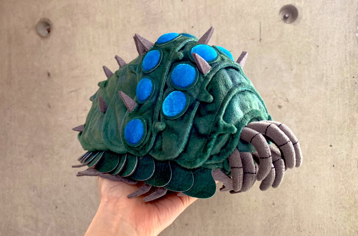 王蟲を並べてみたり、手のひらに乗せてみたり。みなさまの元に早くお