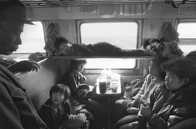老照片bot 80-90年代，摄影师王福春拍摄的《火车上的中国人》