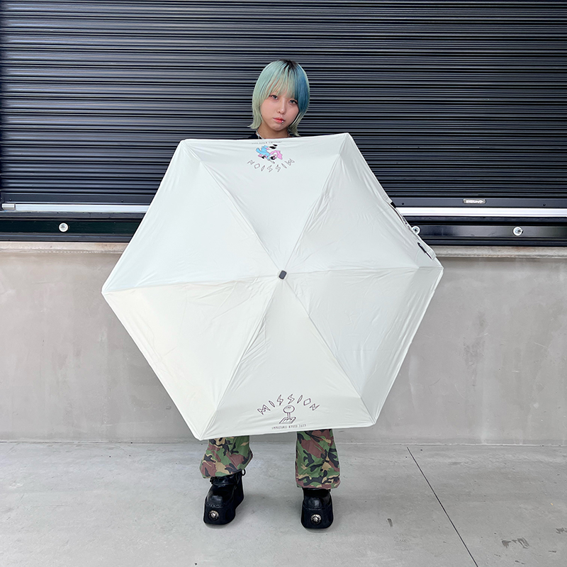 2021年にご好評いただいた京都大作戦KiUコラボ万能傘が、デザインを