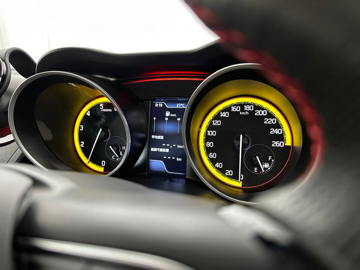 本日の取り付け。スイスポZC33Sメータパネル、今回はイエロー系。コレ