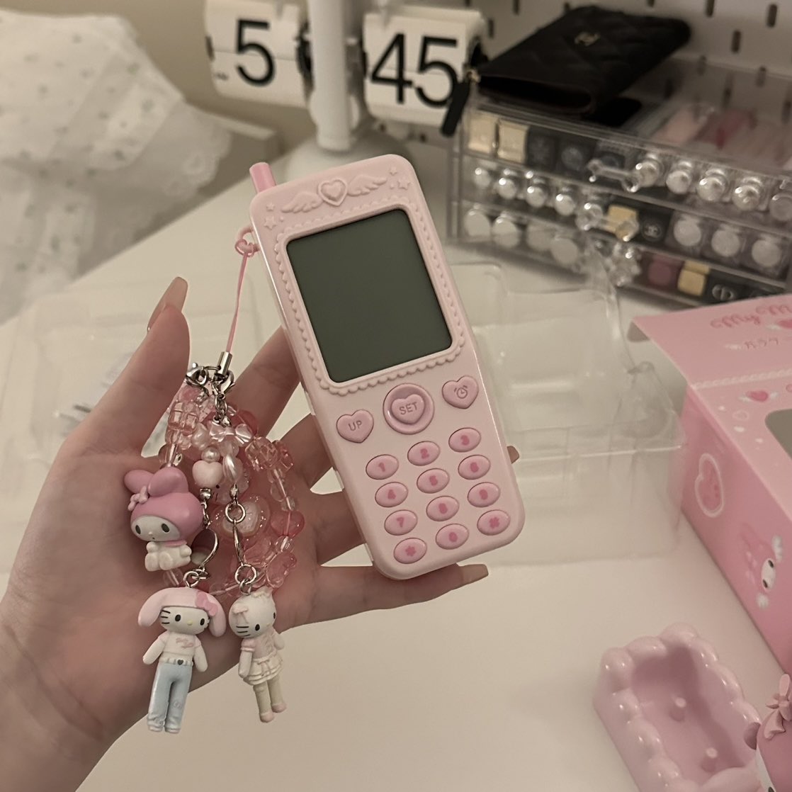 今日発売のサンリオガラケー形置き時計可愛すぎる🎀マイメロちゃんに