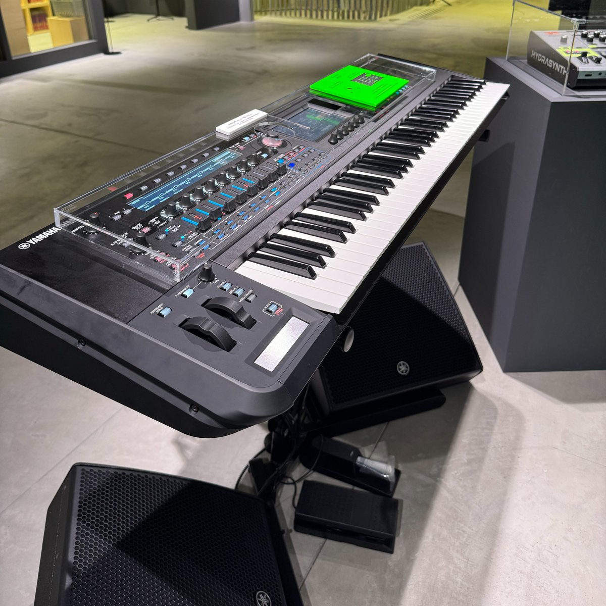 TM NETWORK 2025 IP「小室哲哉のシンセブース」がアップデート✨右手で