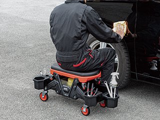 座っての作業に最適な「シートクリーパー」 ワイドタイプで収納豊富