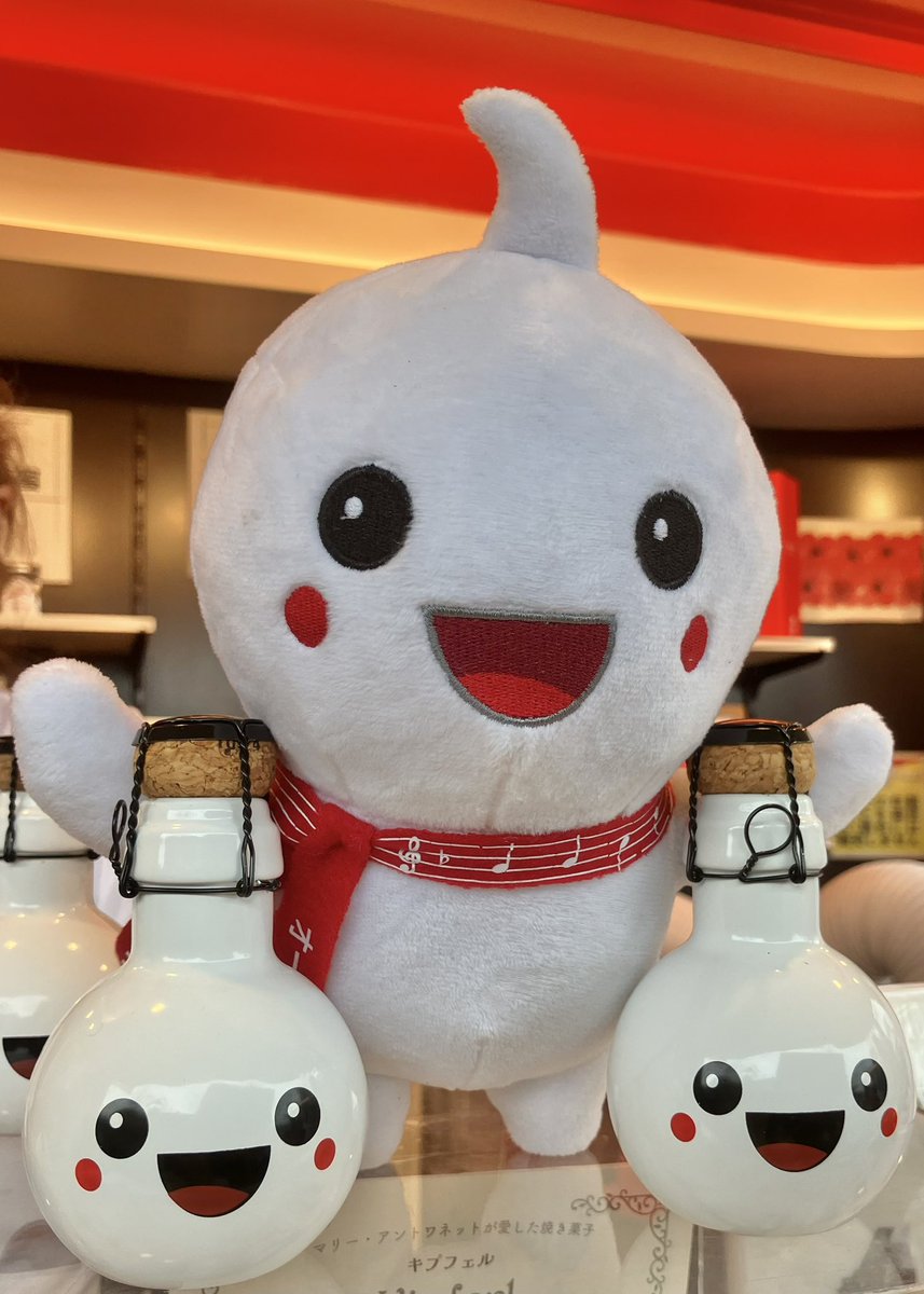 オーストリア館のショップ🇦🇹 あかしろあかちゃんの大きなぬいぐるみ