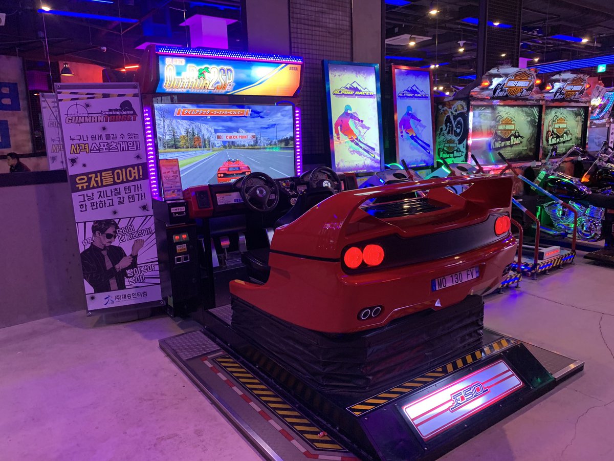 同じスターフィールドにあるゲームセンター。懐かしのアウトラン2