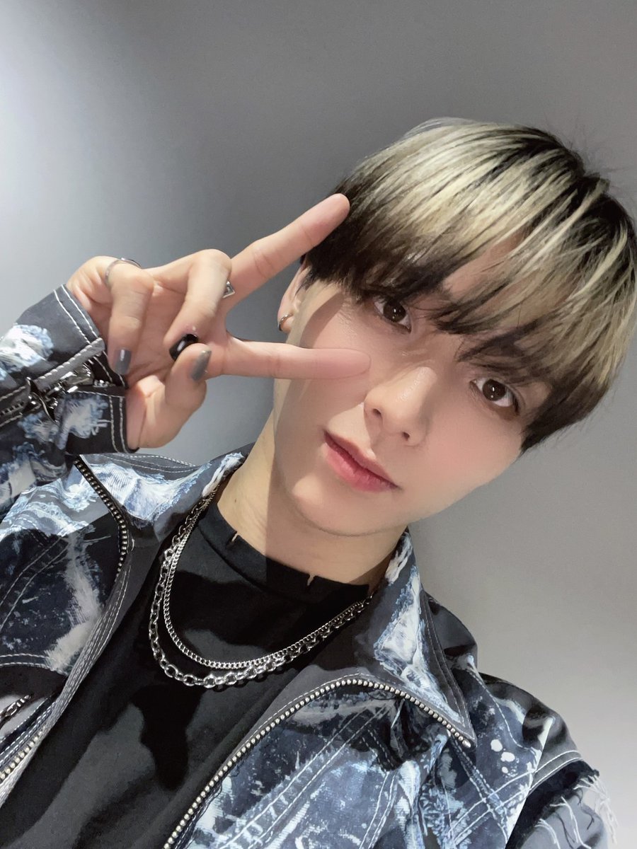 GHrV10Db0AAPJ_m.jpg?format=jpg