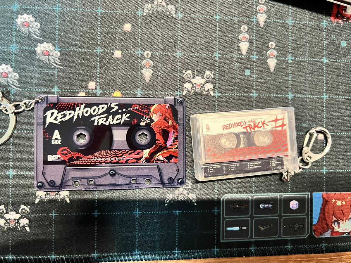 右 韓国イベントでのカセットテープ 左 今回のカセットテープ どちらも