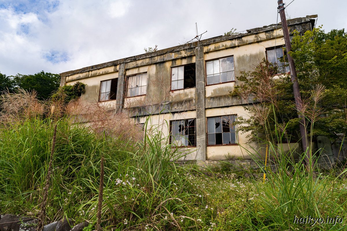 湖畔に残る朽ち果てた建物は、中禅寺ホテルの社員寮でした。中禅寺