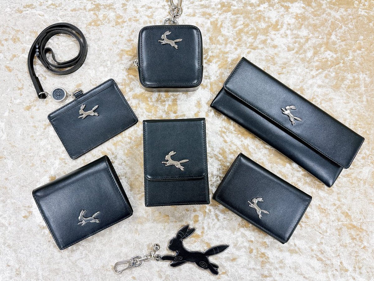 イタリアンレザーを使用したお財布などのグッズ 裏生地にもブラッキー