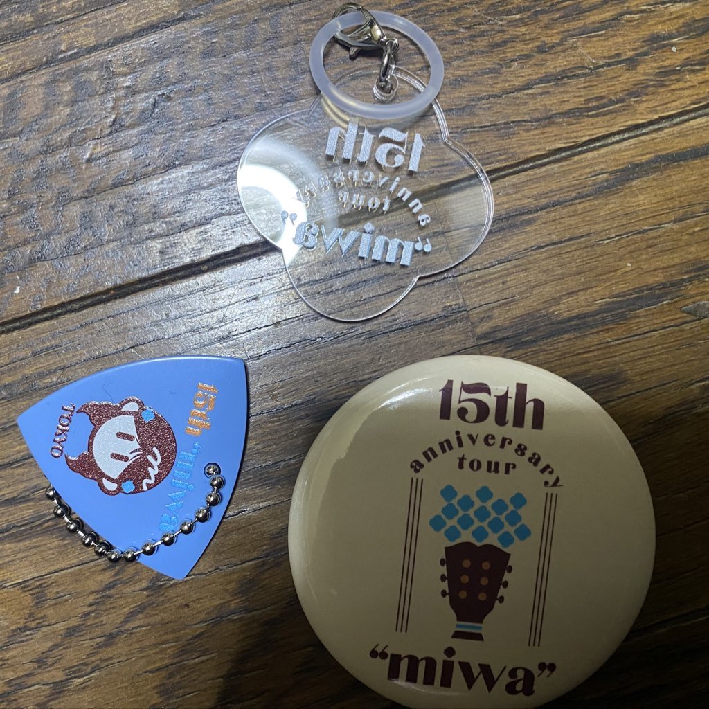 今日のライブ、マジ神やった。 席はめっちゃ近いし、セトリは