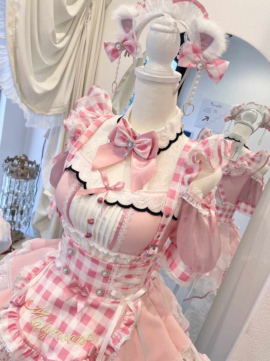 ギンガムチェックとオーバースカートがとっても可愛いメイド服🎀ぜひ