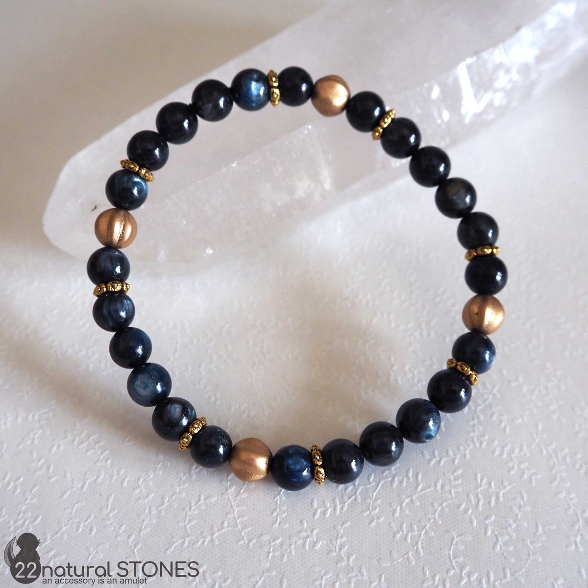 濃い目なブルーのカイヤナイトを使ったブレスレットです。 アクセント