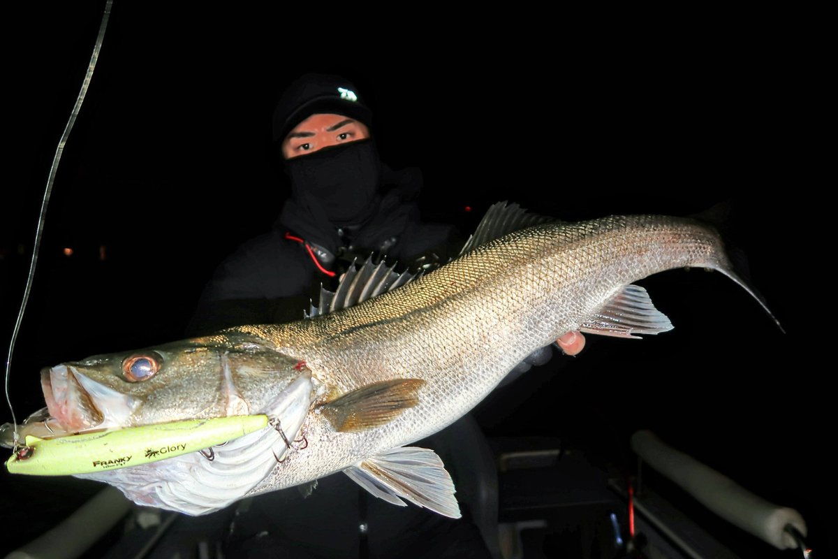 爆風でやれる所が少ない。 バチに行くか大型ベイトにあてに行くか