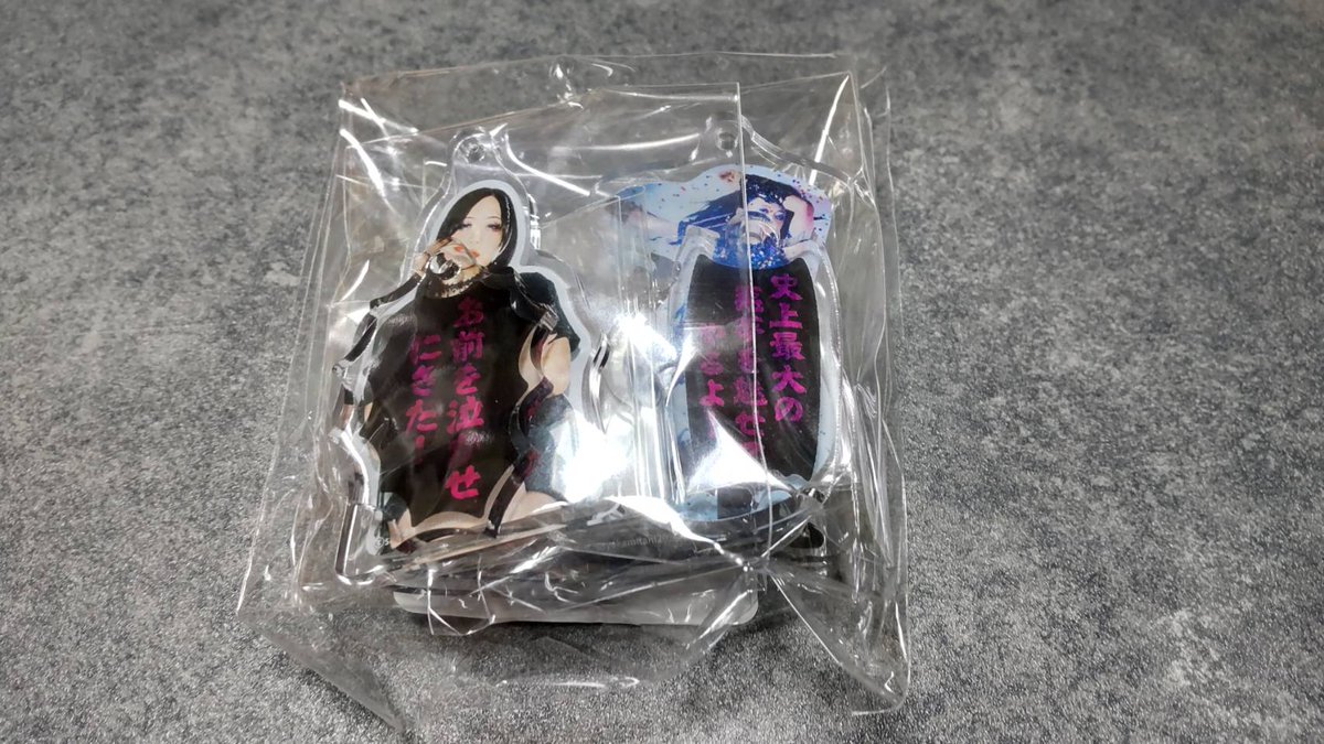 今日無事に届きました🖤 サイン本はゲット出来なかったけど、アクリル