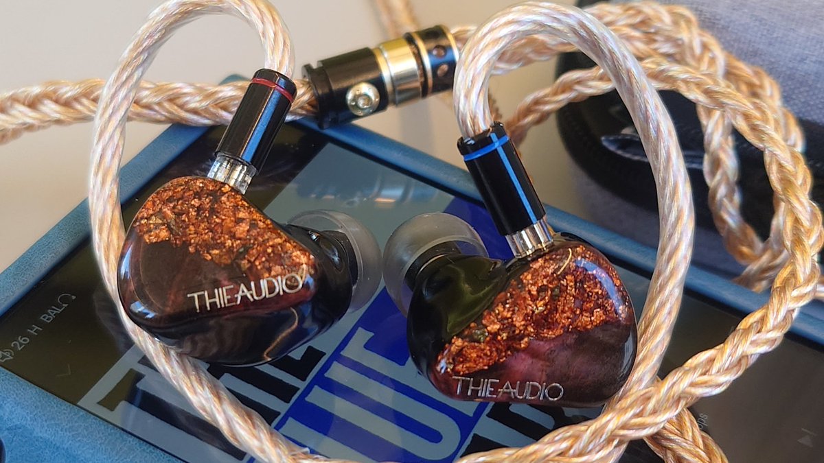 今日はThieaudio V16 DivinityとAmber16芯4.4です。なんかThieaudio