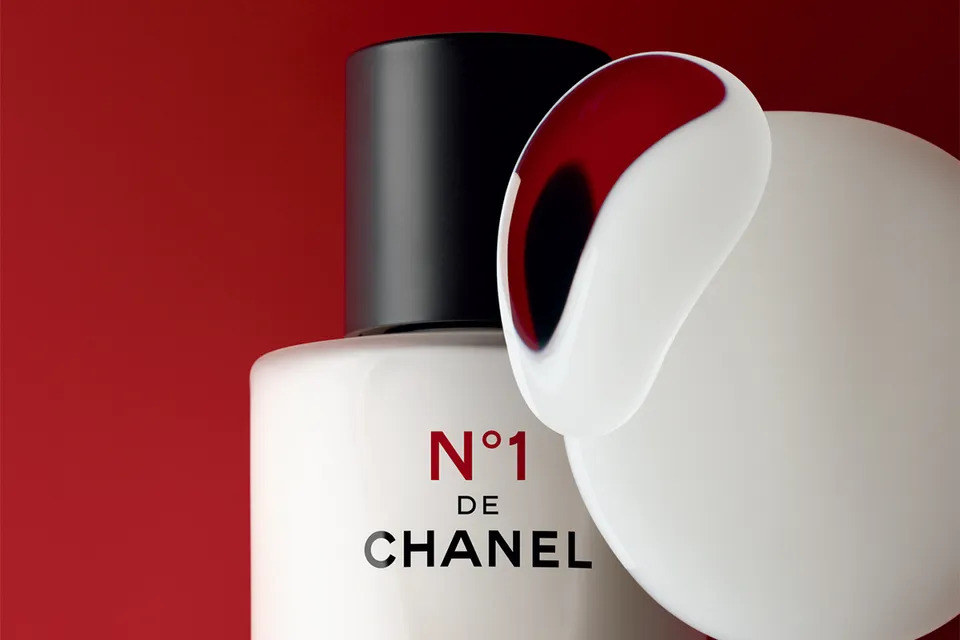 シャネルから乾燥などの外的刺激から肌を守り、若々しい印象へ導く乳液