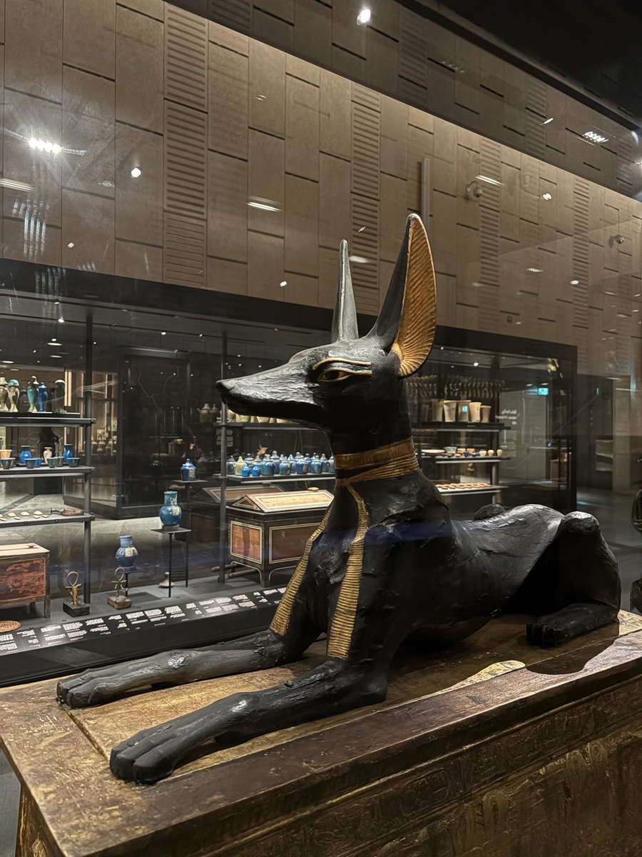 大エジプト博物館。ツタンカーメンギャラリーのアヌビス。